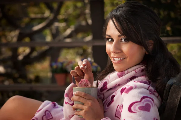 お茶を持つ女性 — ストック写真