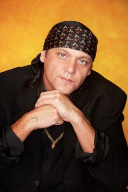 yakışıklı karışık ırk adam