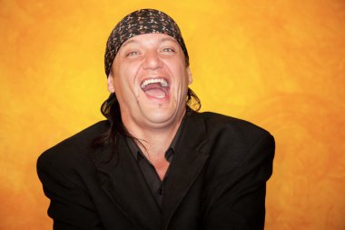 Yakışıklı karışık yarış Man gülüyor