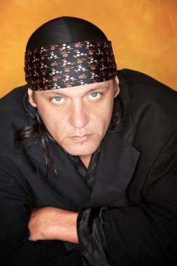 yakışıklı karışık ırk adam
