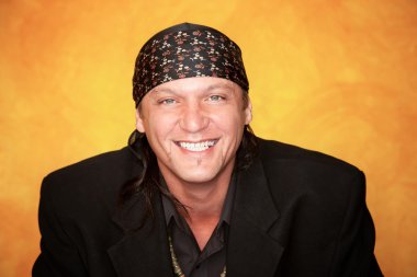 gülümseyen yakışıklı karışık ırk adam