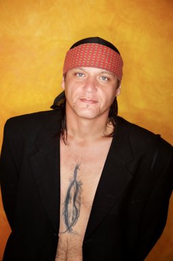 gülümseyen yakışıklı karışık ırk adam