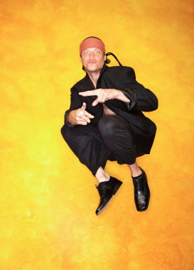 yakışıklı karışık ırk adam atlama