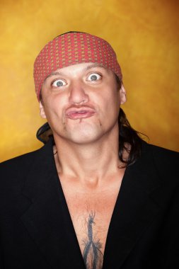 gülümseyen yakışıklı karışık ırk adam