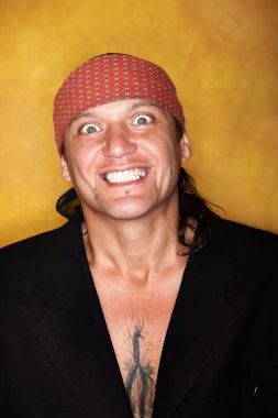 gülümseyen yakışıklı karışık ırk adam