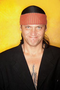 gülümseyen yakışıklı karışık ırk adam