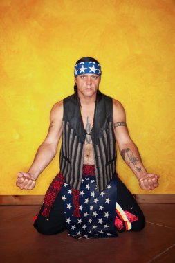 Kızılderili adam diz çökmüş