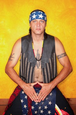 Kızılderili adam diz çökmüş