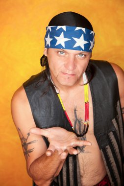 yakışıklı karışık ırk adam tüy dövmesi