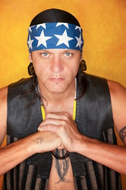 yakışıklı karışık ırk adam tüy dövmesi