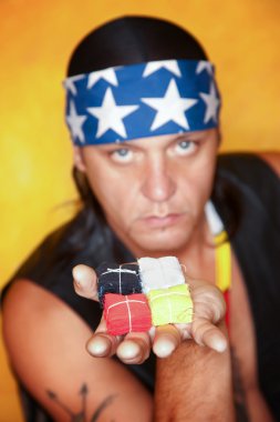 yakışıklı karışık ırk adam bayrak paketleri ile