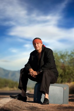 yerli adam yolun yan tarafından