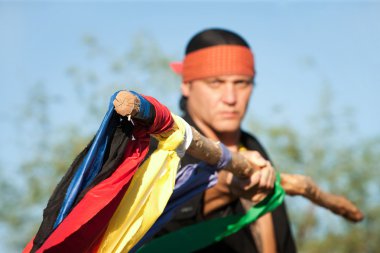 Kızılderili adam renkli bayraklar ile