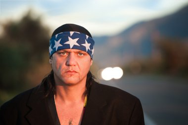 yerli adam yolun yan tarafından