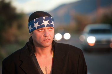 yerli adam yolun yan tarafından