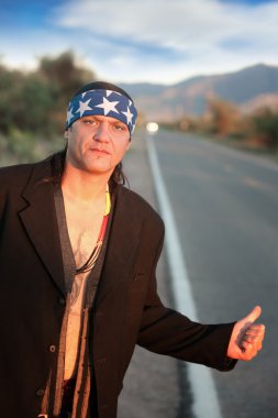 yerli adam yolun yan tarafından