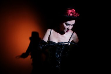 Bayan siyah taşır kırbaç