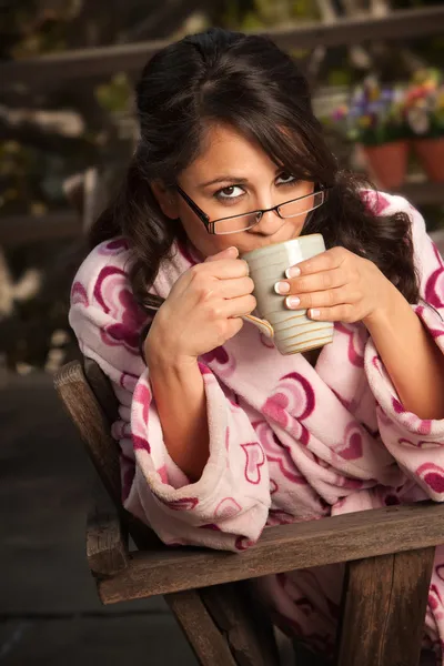 Жінка з чаєм або кавою — стокове фото