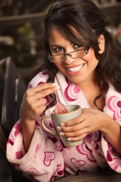 Hübsche hispanische Frau im Bademantel mit Tee — Stockfoto