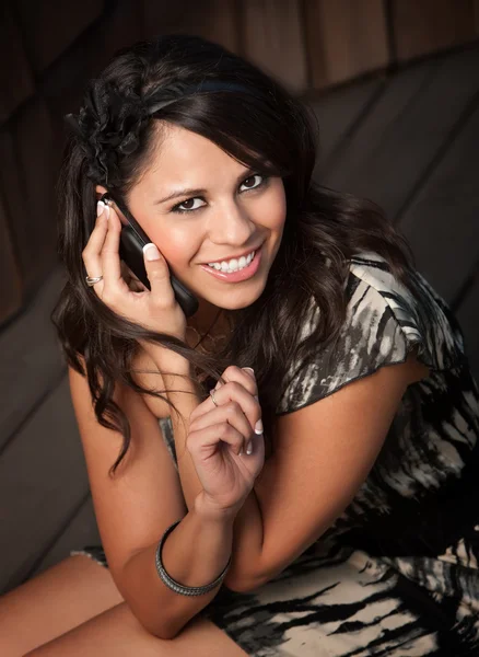 Vacker latina kvinna på mobiltelefon — Stockfoto