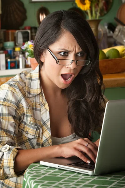 Chocado bela latina mulher com computador — Fotografia de Stock