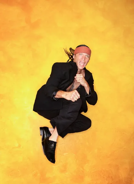 Yakışıklı karışık ırk adam atlama — Stok fotoğraf