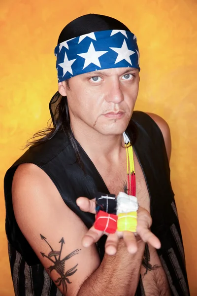 yakışıklı karışık ırk adam bayrak paketleri ile