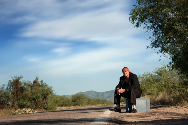 Inheemse man door de kant van de weg — Stockfoto