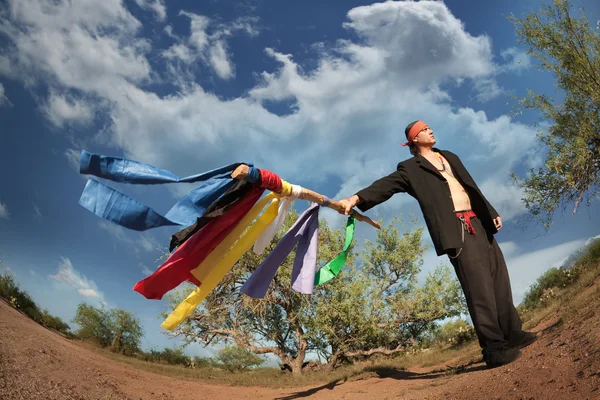 Native Amerikaanse man met kleurrijke vlaggen — Stockfoto