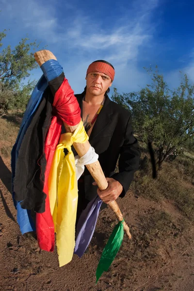 Homem nativo americano com bandeiras coloridas — Fotografia de Stock