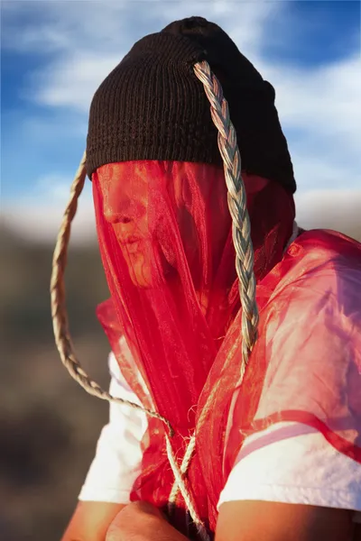 Homem com estranha cobertura para a cabeça e véu — Fotografia de Stock