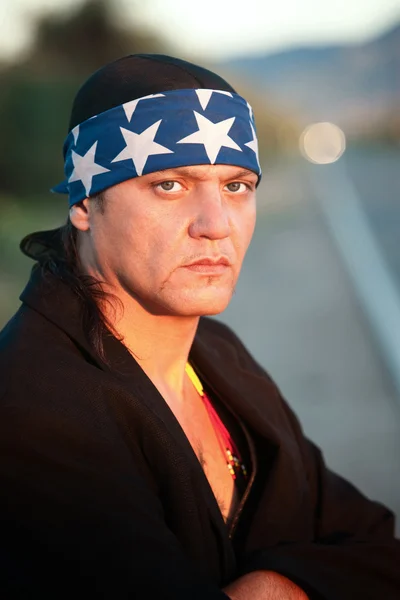 Uomo indigeno sul ciglio della strada — Foto Stock
