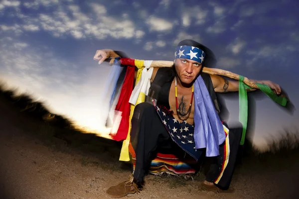 Homme indigène avec poteau cérémonial — Photo