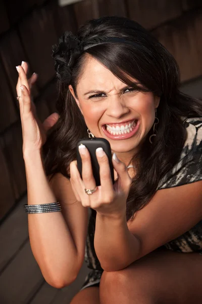 Mulher bonita recebendo chamada ou texto — Fotografia de Stock