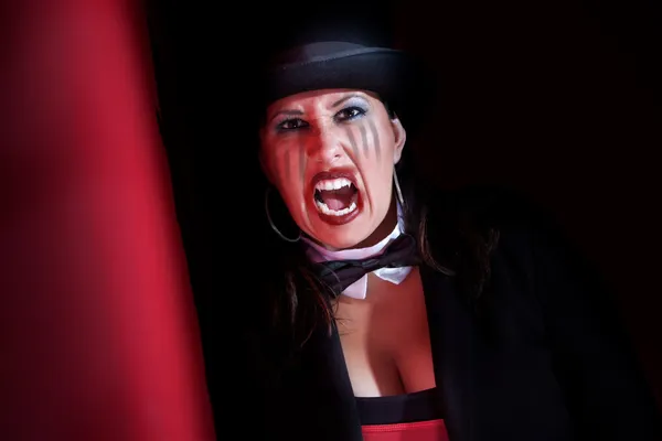 Vampire woman in top hat — Stock Photo, Image