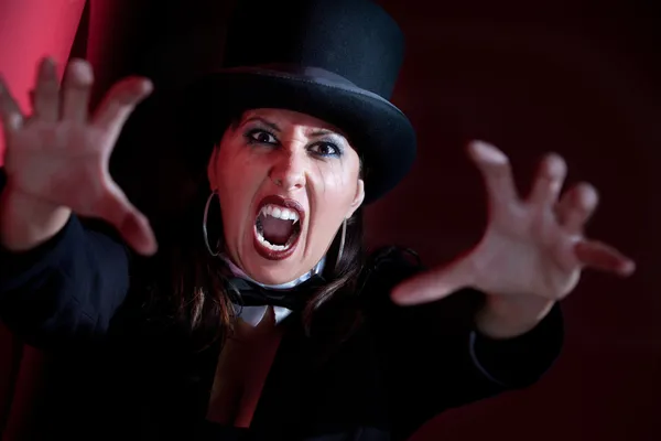 Vampire woman in top hat — Stock Photo, Image