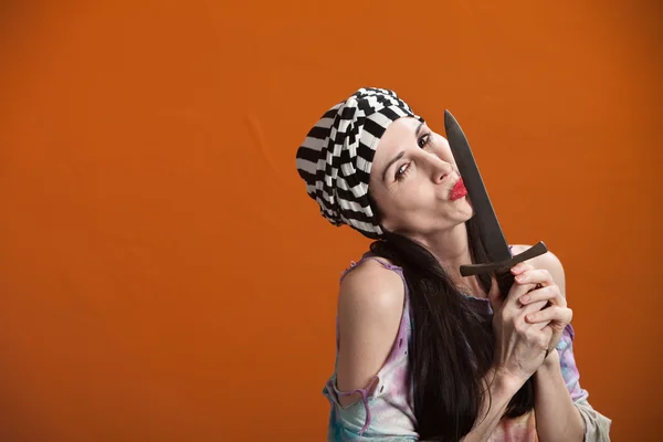 Young woman kisses a dagger — Stock Photo, Image