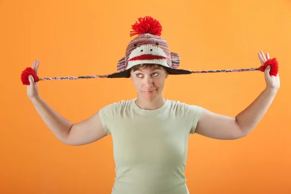 Mujer juega con su gorra — Foto de Stock