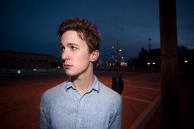 Geceleri dışarıda genç adam