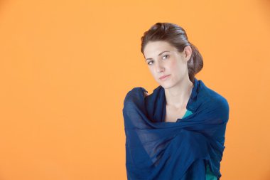 şal içinde muhteşem bir kadın