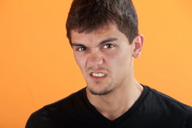 öfkeli genç