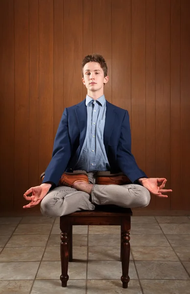 Jovem meditando — Fotografia de Stock