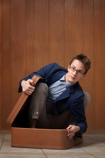 Jonge man in koffer — Stockfoto