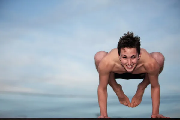 Glad ung man gör yoga — Stockfoto