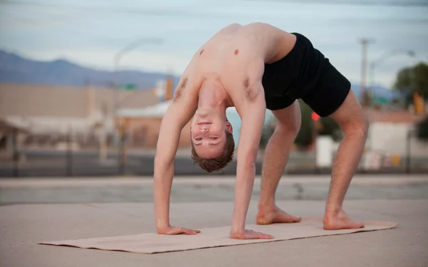 Hombre en posición de yoga —  Fotos de Stock