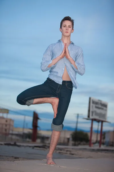 Joven haciendo yoga — Foto de Stock