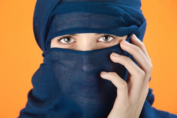 Blå halsduk täckt kvinna — Stockfoto