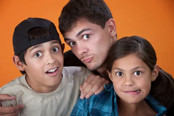 Hermanos haciendo caras — Foto de Stock