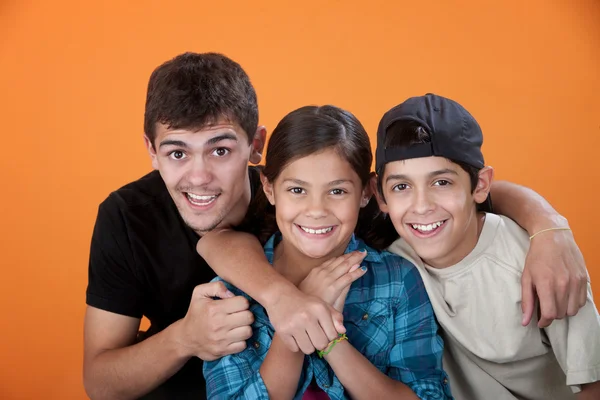 Hermano mayor con dos hermanos — Foto de Stock