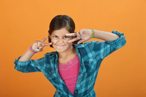 Menina fazendo gesto de mão — Fotografia de Stock